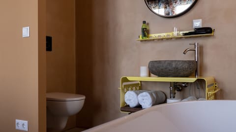 Romantic Double Room | Bathroom | Free toiletries, hair dryer, towels