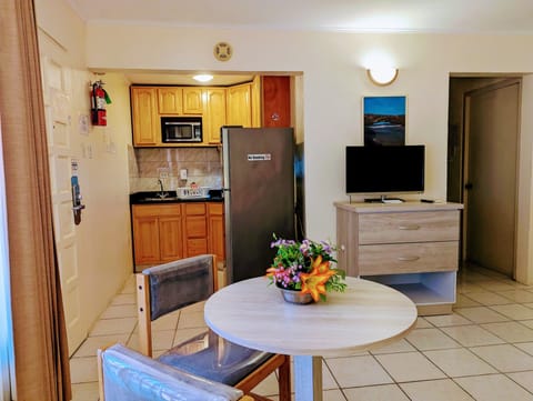 Standard Studio, 1 King Bed | Private kitchen | Fridge, microwave, stovetop, coffee/tea maker