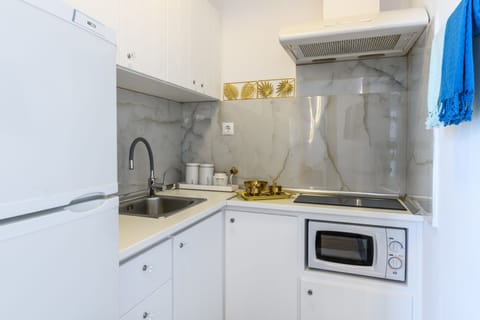 Traditional Townhome | Private kitchen | Full-size fridge, microwave, oven, stovetop