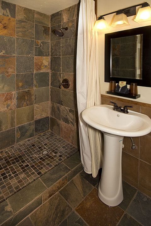 Room | Bathroom | Shower, free toiletries, hair dryer, towels