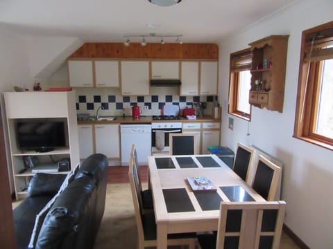 Family Cottage, Private Bathroom, Sea View | Dining