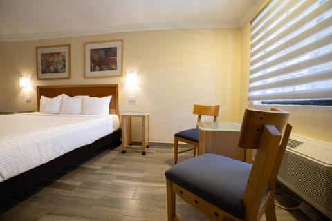 Colonial Doble, Internal View | Desk, free WiFi, bed sheets