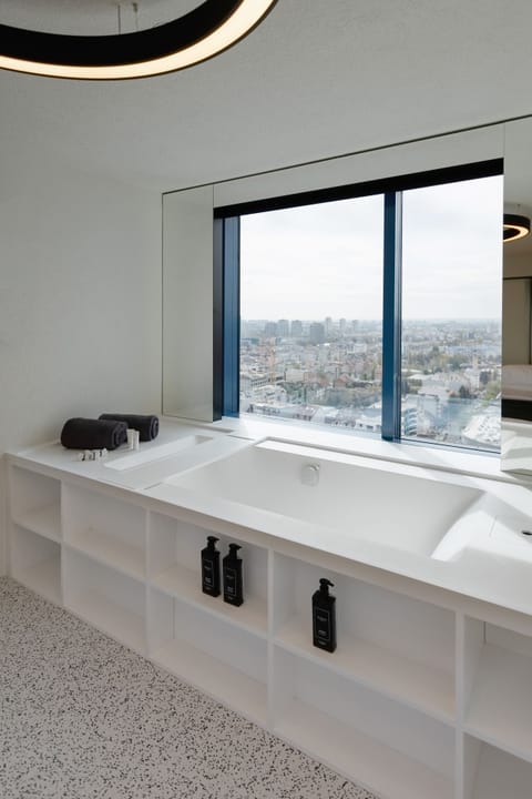 Zonar Spacebath Room | City view