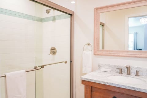 Room, 1 King Bed, Balcony | Bathroom | Shower, hydromassage showerhead, hair dryer, towels