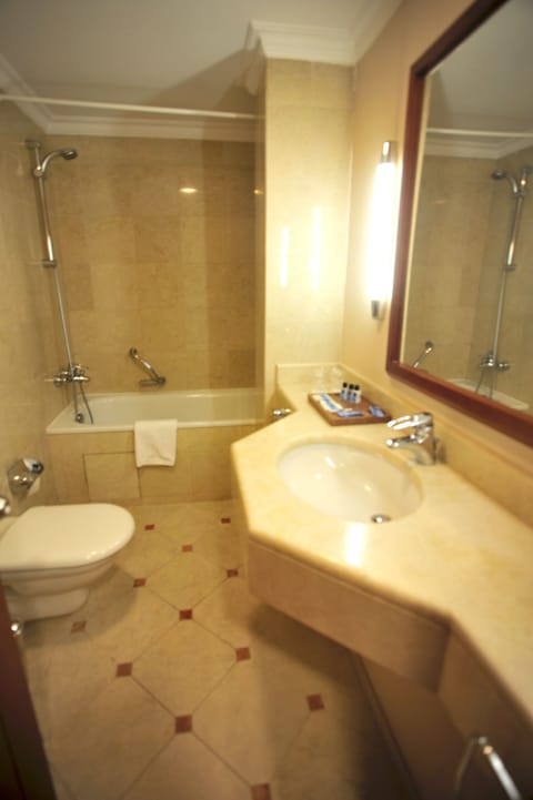 Executive Room | Bathroom | Combined shower/tub, deep soaking tub, rainfall showerhead