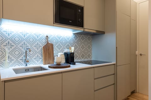 Design Apartment | Private kitchen | Fridge, microwave, stovetop, espresso maker