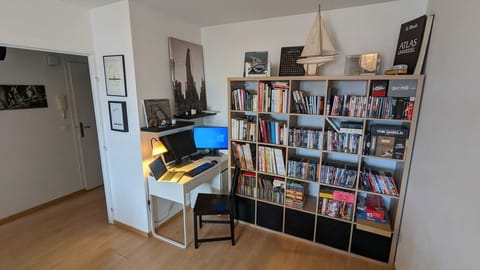 Espace de bureau dans le salon, 2 moniteurs avec clavier+souris, ready-to-plug