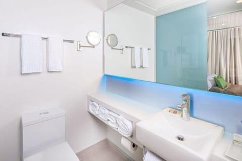 Room Ultra, 1 Double Bed (small) | Bathroom | Combined shower/tub, eco-friendly toiletries, hair dryer, towels