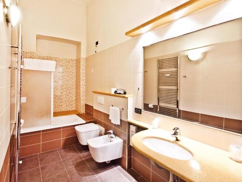 Family Apartment, 1 Bedroom | Bathroom | Shower, free toiletries, hair dryer, bidet