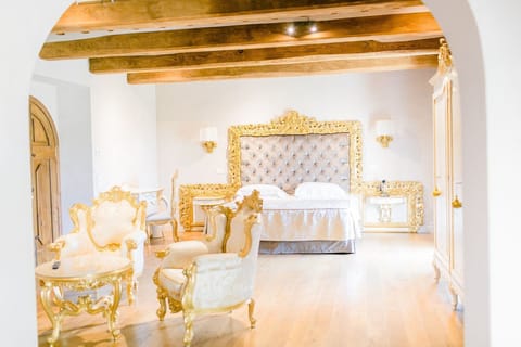 Suite Exclusive with SPA | Minibar, in-room safe, individually decorated, individually furnished