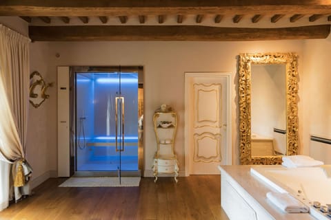 Suite Exclusive with SPA | Bathroom | Free toiletries, hair dryer, bathrobes, slippers