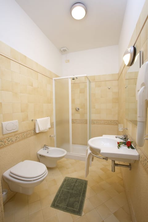 Triple Room | Bathroom | Free toiletries, hair dryer, bidet, towels