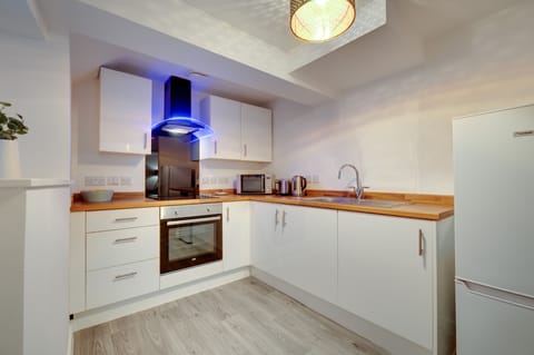 City Apartment | Private kitchen | Full-size fridge, microwave, oven, electric kettle