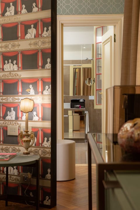 Studio Suite, Canal View | Bathroom | Rainfall showerhead, hair dryer, bathrobes, slippers