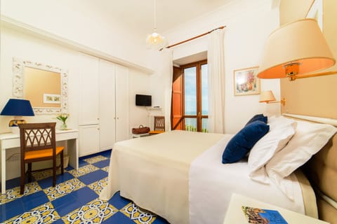 Superior Double or Twin Room, Sea View | Hypo-allergenic bedding, minibar, in-room safe, individually decorated