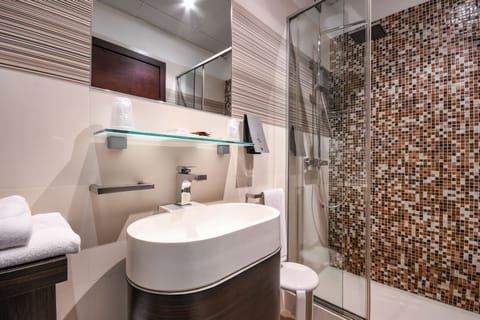 Junior Suite | Bathroom | Shower, rainfall showerhead, free toiletries, hair dryer