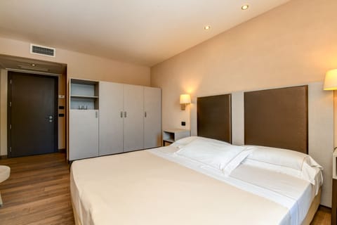 Superior Room, Lake View | Minibar, in-room safe, soundproofing, free WiFi