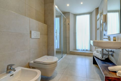 Deluxe Room, Balcony, Lake View | Bathroom | Shower, hair dryer, towels