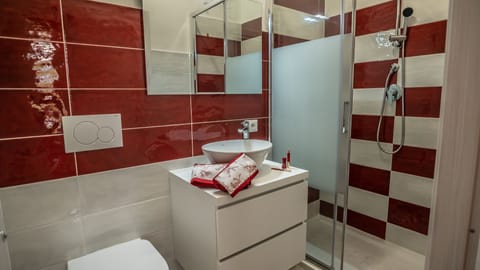 Comfort Double Room, Non Smoking, Ensuite | Bathroom | Shower, free toiletries, hair dryer, towels