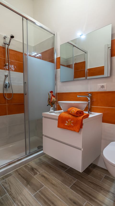 Basic Double Room, Non Smoking, Ensuite | Bathroom | Shower, free toiletries, hair dryer, towels