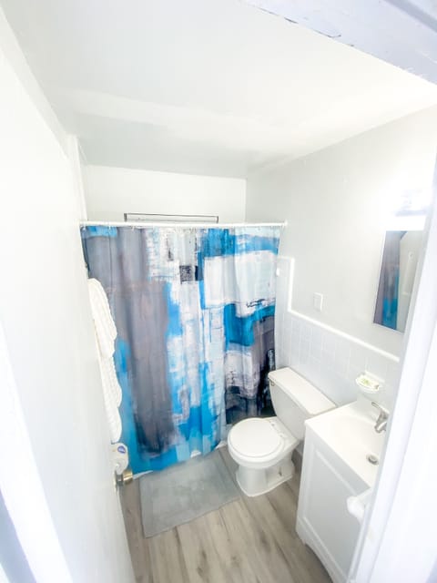 Deluxe Suite, 2 Bedrooms | Bathroom