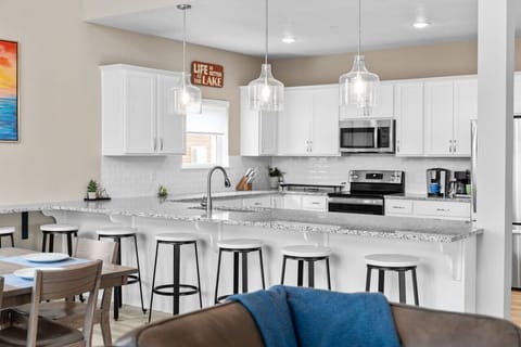Large Spread Out Countertops! Seating for Everyone - No Details Left Unturned!