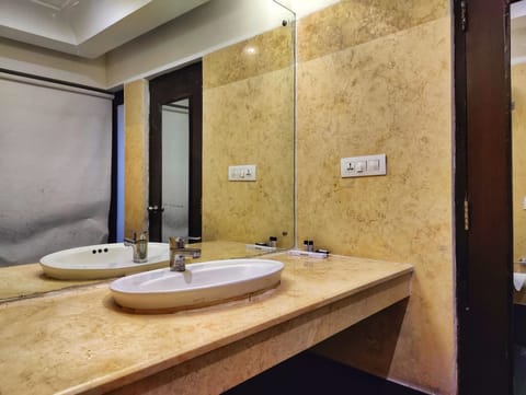 Grand Room | Bathroom | Free toiletries, hair dryer, slippers, towels