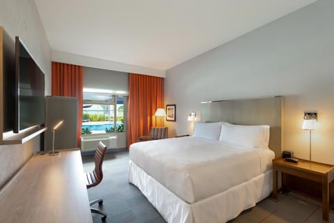 Deluxe Room, 1 King Bed, Pool View | Hypo-allergenic bedding, Select Comfort beds, in-room safe, desk