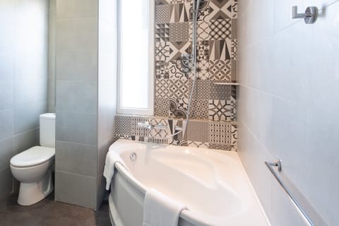 Family room | Bathroom | Combined shower/tub, free toiletries, hair dryer, towels