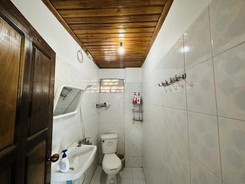 Standard Single Room | Bathroom | Shower, hydromassage showerhead, eco-friendly toiletries, hair dryer