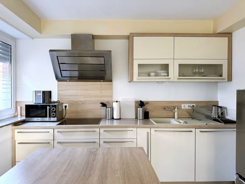 Basic House | Private kitchen | Fridge, microwave, stovetop, coffee/tea maker