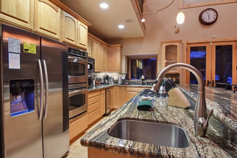 Cabin, Multiple Beds, Hot Tub, Mountain View | Private kitchen | Fridge, oven, dishwasher, coffee/tea maker