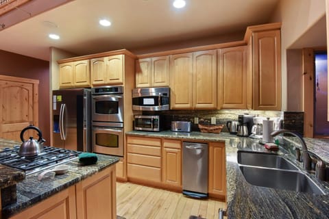 Cabin, Multiple Beds, Hot Tub, Mountain View | Private kitchen | Fridge, oven, dishwasher, coffee/tea maker