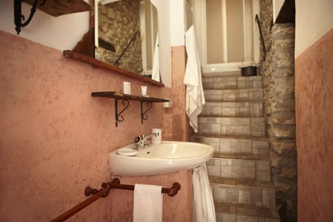 Deluxe Room | Bathroom | Hair dryer, bathrobes, bidet, towels