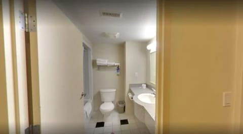 Suite, 1 Queen Bed, Non Smoking | Bathroom | Free toiletries, hair dryer, towels