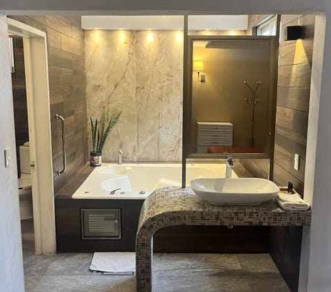 Junior Suite, Jetted Tub, Ground Floor | Bathroom | Separate tub and shower, jetted tub, rainfall showerhead, hair dryer