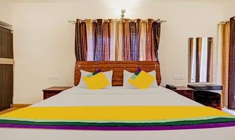 Deluxe Double Room | Desk, iron/ironing board, bed sheets