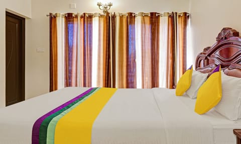 Deluxe Double Room | Desk, iron/ironing board, bed sheets