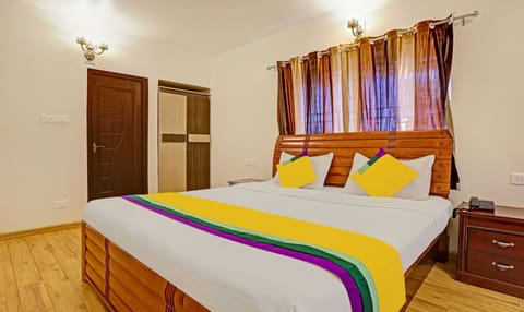 Deluxe Double Room | Desk, iron/ironing board, bed sheets