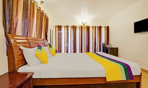 Deluxe Double Room | Desk, iron/ironing board, bed sheets