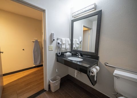 Combined shower/tub, eco-friendly toiletries, hair dryer, towels