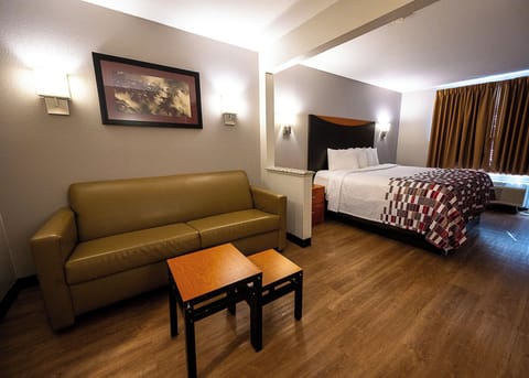 Suite, 1 King Bed (Smoke Free) | Desk, laptop workspace, blackout drapes, iron/ironing board