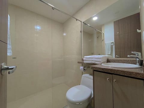 Standard Triple Room | Bathroom | Shower, free toiletries, towels