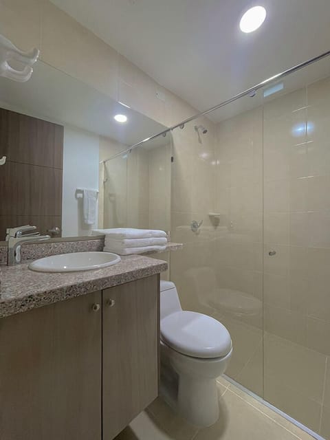 Standard Double Room | Bathroom | Shower, free toiletries, towels