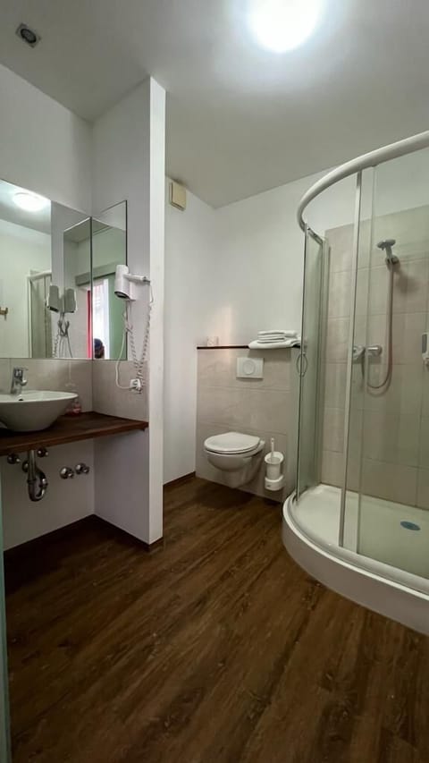 Basic Twin Room, 2 Twin Beds | Bathroom | Rainfall showerhead, free toiletries, hair dryer, bidet