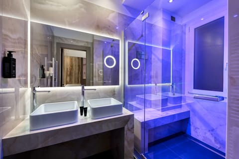 Suite Premium | Bathroom | Shower, free toiletries, hair dryer, bidet