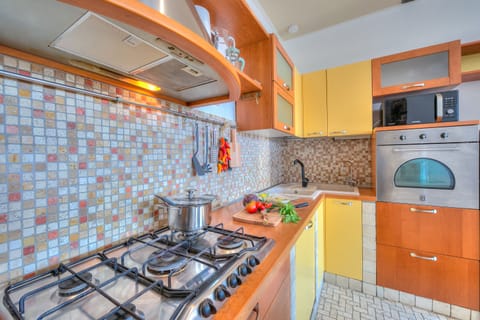 Family Apartment, 2 Bedrooms (Muri Di Arco) | Private kitchen | Fridge, microwave, oven, stovetop