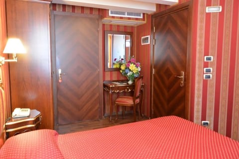 Single Room | In-room safe, soundproofing, free WiFi, bed sheets