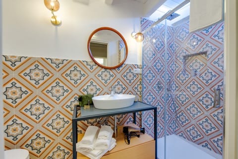 Deluxe Room | Bathroom | Shower, rainfall showerhead, hair dryer, bathrobes