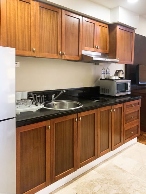 Deluxe Single Room | Private kitchen | Full-size fridge, microwave, paper towels